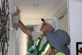 Photo of CERT members installing a smoke alarm